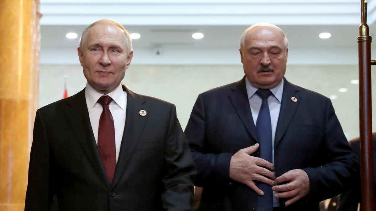 Lukašenko po Putinově boku oznámil, že uvedl do pohotovosti raketové systémy